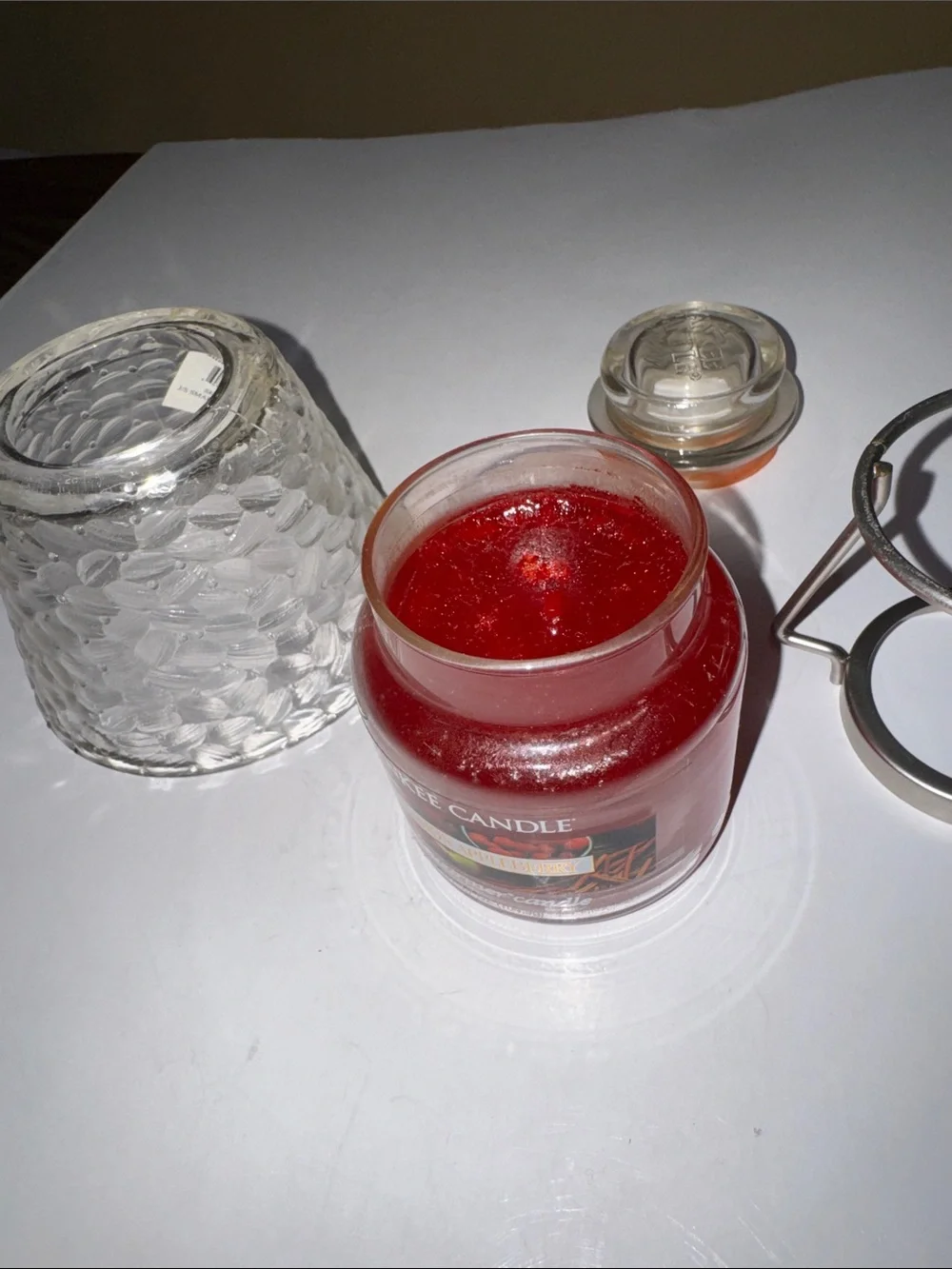 Yankee Candle Cinnamon Appleberry Red Housewarmer with Textured Glass Shade